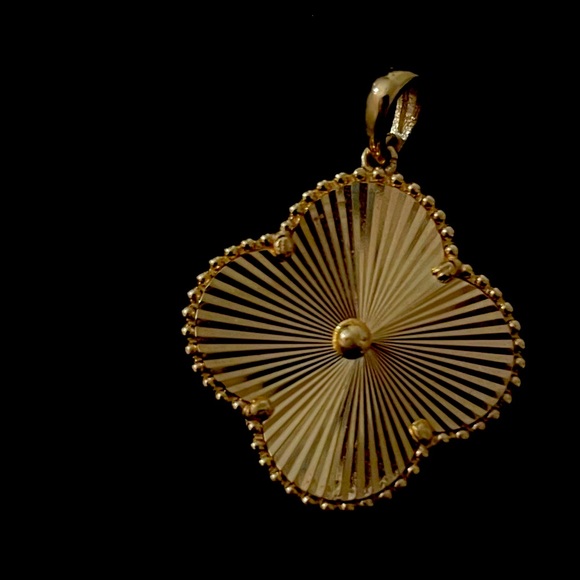 yellow gold 18 karat pendant.
5.22 grams of pure 18 k yellow gold. - Picture 3 of 11